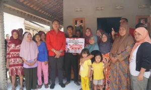 PEDULI WARGA: Anggota Komisi I DPR RI Mayjen TNI (p) TB Hasanuddin kembali memberikan bantuan perbaikan Rutilahu untuk dua  keluarga di Desa Karya Mukti Kecamatan Panyingkiran Majalengka.