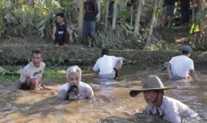 Ganjar Sejati Gandeng Pemuda untuk Lestarikan Tradisi Ngobeng Lauk Ciamis Sukarelawan Ganjar Sejati saat menggelar Ngobeng Lauk di Desa Jelat, RT 2, RW 6, Kecamatan Baregbeg, Kabupaten Ciamis, Jawa Barat, Minggu 10 September 2023.