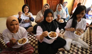 Pelatihan Bakso Tahu Ganjar Sejati Berhasil Menggugah Minat Masyarakat Berwirausaha Pelatihan membuat olahan bakso tahu yang diprakarsai kelompok sukarelawan Ganjar Sejati menjadi ilmu baru bagi masyarakat Kampung Cibodas, Kelurahan Utama, Kecamatan Cimahi Selatan, Kota Cimahi, Jawa Barat.