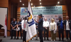 Effendi Edo menerima bendera P3JI sebagai simbol telah secara resmi pembentukan Pengurus P3JI Jabar. Jabar Ekspres/Hendrik Muchlison.