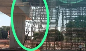 Konsisi tiang scaffolding penyangga beton di Stasiun Manggarai yang hampir roboh (11/9).