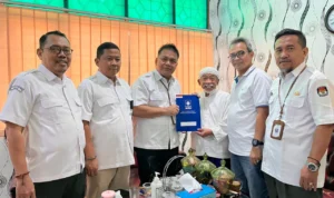 Resmi Jabat Ketua DPD PAN Kabupaten Cirebon, Nurul Qomar Datangi Kantor KPU Foto bersama Nurul Qomar dengan Ketua KPU Kabupaten Cirebon Sopidi. (Dok. DPD PAN Kabupaten Cirebon)