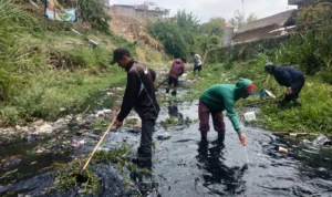 Gotongroyong Pemdes Babakan Peuteuy bersama warga di Sungai Cibodas, Kecamatan Cicalengka, Kabupaten Bandung. (Yanuar/Jabar Ekspres)