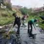 Gotongroyong Pemdes Babakan Peuteuy bersama warga di Sungai Cibodas, Kecamatan Cicalengka, Kabupaten Bandung. (Yanuar/Jabar Ekspres)