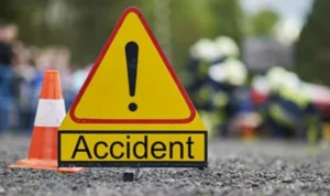 Pecah Ban Belakang, Sebuah Mobil Boks Terguling di Tol Cisumdawu