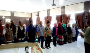 Belasan Pengurus Kelembagaan di Cimahi Utara Mengundurkan Diri Massal, Ternyata Ini Pemicunya! Belasan pengurus kelembagaan di Kecamatan Cimahi Utara beramai-ramai mengundurkan diri lantaran akan nyaleg tahun 2024 mendatang /Cecep Herdi