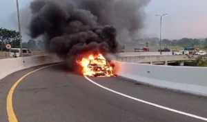 Diduga Korsleting Listrik, 1 Unit Mobil Mercy Terbakar di Tol Cileunyi Akibat Konsleting Listrik, Satu Unit Mobil Mercy Terbakar Habis Di Tol Cileunyi. Foto Tangkapan Layar