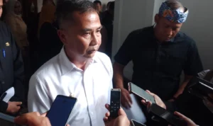 Pj Gubernur Jabar, Bey Machmudin soroti sampah di Bandung Raya seiring peristiwa kebakaran TPAS Sarimukti. Jabar Ekspres/Sandi Nugraha.