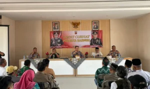 Gelar Jumat Curhat ke-30, Warga Dayeuhkolot Minta Polresta Bandung Antisipasi Macet Polresta Bandung menggelar Jumat Curhat ke 30 di Kecamatan Dayeuhkolot, tepatnya di Aula Kecamatan Dayeuhkolot, Kabupaten Bandung, Jawa Barat, Jumat, 8 September 2023. Jabar Ekspres/Agi.