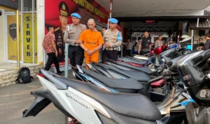 Satreskrim Polres Cimahi berhasil membekuk AS, pelaku penganiayaan dengan senjata tajam anak di bawah umur yang beraksi di wilayah Parongpong, Kabupaten Bandung Barat (KBB). Jabar Ekspres/Cecep Herdi.
