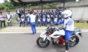 Alasan Menurunkan Kaki Kiri Terlebih Dahulu saat Berhenti dengan Sepeda Motor Safety Riding Development Section Head PT Daya Adicipta Motora, Ludhy Kusuma menjelaskan ketika berhenti saat berkendara, sepeda motor harus ditopang dengan baik. Dok. Istimewa