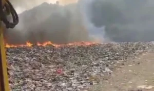 Satgas gabungan masih berjibaku memadamkan api di titik api yang masih menyala. Minggu (10/9). Foto Jabarekspres