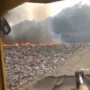 Satgas gabungan masih berjibaku memadamkan api di titik api yang masih menyala. Minggu (10/9). Foto Jabarekspres