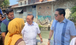 Langganan Banjir, Sungai Bandeng Kota Cirebon Ditinjau Anggota Wantimpres Agung Laksono Anggota Wantimpres, Agung Laksono di Sungai Bandengan, Kelurahan Pekiringan, Kecamatan Kesambi, Kota Cirebon. (Jabar Ekspres/Ayu Lestari)