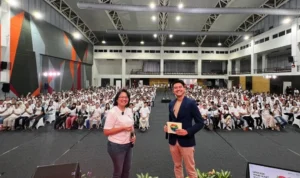 Dilanda Pandemi 2 Tahun, Ratusan Peserta Ikuti Meditasi Upgrade Your Heart To Heal The Earth Bunda Arsaningsih saat melakukan meditasi bersama ratusan peserta. Minggu (10/9). Foto Jabarekspres