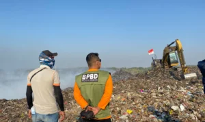 Bantah Ribuan Warga Mengungsi Akibat Kebakaran TPA Kopi Luhur, BPBD Kota Cirebon Beberkan Hal Ini Kepala BPBD Kota Cirebon Andi Wibowo memantau TPA Kopi Luhur. (Jabar Ekspres/Ayu Lestari)