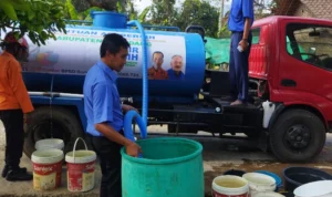 Pendistribusian air bersih ke Desa Jatihurip, Kecamatan Sumedang Utara, Kabupaten Sumedang, Senin, 11 September 2023 sore. Jabar Ekspres/Dedi Suhandi.