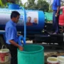 Pendistribusian air bersih ke Desa Jatihurip, Kecamatan Sumedang Utara, Kabupaten Sumedang, Senin, 11 September 2023 sore. Jabar Ekspres/Dedi Suhandi.