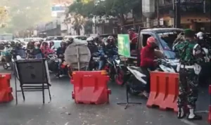 Dishub Mulai Uji Coba Rekayasa Lalu Lintas di Jalan Lurah Cimahi Persimpangan menuju Jalan Lurah dari arah Jalan Gatot Subroto Kota Cimahi ditutup oleh petugas dalam uji coba rekayasa lalu lintas, Rabu (12/9).