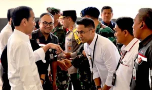 RI 1 Kunjungi Stasiun KCJB Padalarang, Bupati KBB Sampaikan Aspirasi Masyarakat Soal Flyover Cimareme Bupati Bandung Barat Hengky Kurniawan saat menyambut kedatangan Presiden RI Joko Widodo di Stasiun Padalarang. Rabu (13/9). Foto Jabarekspres