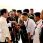 Bupati Bandung Barat Hengky Kurniawan saat menyambut kedatangan Presiden RI Joko Widodo di Stasiun Padalarang. Rabu (13/9). Foto Jabarekspres