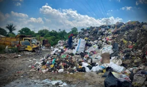 Pemda Bandung Barat Masih Kesulitan Cari Lahan TPS Sementara Sampah-sampah di Bandung Barat ditampung sementara di UPTD Kebersihan Lingkungan Hidup. Rabu (13/9). Foto Jabarekspres