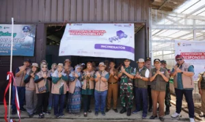 serah terima produk inovasi untuk mendukung pengelolaan daur ulang sampah serta penguatan ketahanan pangan di Desa Tarumajaya, Kec. Kertasari, Kabupaten Bandung, / foto Istimewa