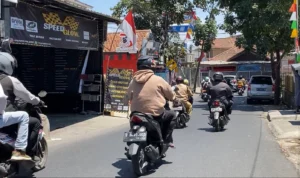 Buntut Penolakan Pedagang, Dishub Hentikan Uji Coba Rekayasa Lalin di Jalan Lurah Cimahi Jalan Lurah di Kecamatan Cimahi Tengah kembali ramai dilalui pengendara bermotor, Kamis (14/9). (Foto: Cecep Herdi/Jabar Ekspres)