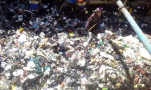 Petugas saat membersihkan sampah yang menumpuk di Sungai Cikendal Kelurahan Melong Kecamatan Cimahi Selatan baru-baru ini. (Foto: Istimewa)