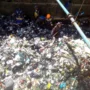 Petugas saat membersihkan sampah yang menumpuk di Sungai Cikendal Kelurahan Melong Kecamatan Cimahi Selatan baru-baru ini. (Foto: Istimewa)