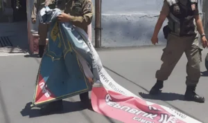 Anggota Satpol PP Kecamatan Cileunyi, Kabupaten Bandung tengah membabat spanduk, baligo dan banner Parpol tak berizin dan terpasang sembarang. (Kanit Pol PP Kecamatan Cileunyi, Rosyid for Jabar Ekspres)