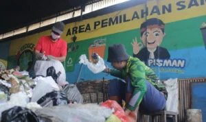 Petugas memilah sampah layak daur ulang di Area Pemilahan Sampah TPS Pasar Ciwastra, Kota Bandung. (Pandu Muslim/Jabarekspres)