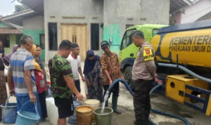 Warga Kecamatan Rancaekek, Kabupaten Bandung tengah mengantre kiriman air gratis, akibat dampak kekeringan di musim kemarau 2023. (Camat Rancaekek, Diar Hadi Gusdinar for Jabar Ekspres)