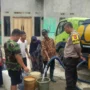 Warga Kecamatan Rancaekek, Kabupaten Bandung tengah mengantre kiriman air gratis, akibat dampak kekeringan di musim kemarau 2023. (Camat Rancaekek, Diar Hadi Gusdinar for Jabar Ekspres)