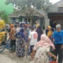 2 Desa di Rancaekek, Kabupaten Bandung alami Kekeringan dampak kemarau, warga pun antre pembagian air bersih gratis. Jabar Ekspres/Yanuar Baswata.