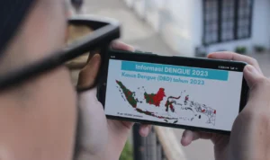 Ujungberung Jadi Wilayah Pertama yang Uji Coba Wolbachia, Apa Itu? Seorang warga tengah melihat sebaran kasus DBD. (Pandu Muslim/Jabarekspres)