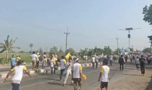 Viral Video Bentrok Dua Simpatisan Pilkades di Kabupaten Cirebon, Begini Penjelasan Polisi Dia kelompok simpatisan Pilkades di Desa Paketakan, Kecamatan Kapetakan, Kabupaten Cirebon bentrok. Tangkap layar video Dok. Istimewa.