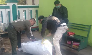 Ratusan spanduk tak berizin tengah dibungkus usai pembersihan oleh Satpol PP Kecamatan Cileunyi, Kabupaten Bandung.