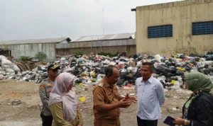 PJ Gubernur Jabar, Bey Machmudin dan Wali Kota Cimahi, Dikdik meninjau TPS Pasar Kuda, Citeureup dalam upaya penanganan Sampah. (Firman/Jabar Ekspres)