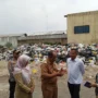 PJ Gubernur Jabar, Bey Machmudin dan Wali Kota Cimahi, Dikdik meninjau TPS Pasar Kuda, Citeureup dalam upaya penanganan Sampah. (Firman/Jabar Ekspres)