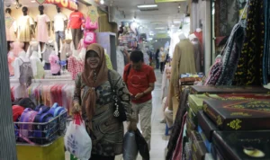 Eksistensi Pasar Baru Kota Bandung, di Tengah Geliat Promosi Bakar Uang Pedagang Online Pasar Baru Kota Bandung masih jadi destinasi belanja bagi masyarakat. (Pandu Muslim/JabarEkapres)