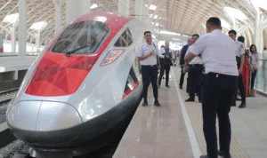 Masyarakat antusias jajal kereta cepat Jakarta Bandung. Foto Pandu Jabar Ekspres