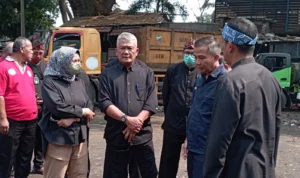 Pj Gubernur Jabar, Bey Triadi Machmudin (tengah) dan Pj Wali Kota Bandung, Bambang Tirtoyuliono (kiri), saat meninjau TPS Jalan Bengawan Bandung. Kamis, 21 September 2023. Jabar Ekspres/Sandi Nugraha.