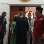 Pimpinan Ponpes Al Zaytun Panji Gumilang (tengah) saat penuhi panggilan Pemprov Jabar. Jabar Ekspres/Sandi Nugraha.