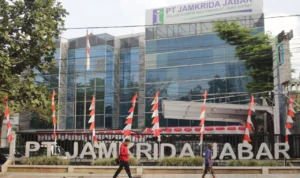 Pengamat Ekonomi dari Universitas Pasudan (Unpas) Bandung, Acuviarta Kartabi tanggapi soal kondisi BUMD di Jabar. Jabar Ekspres/Pandu.