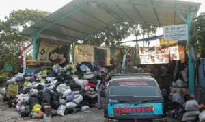 Penumpukan sampah masih terjadi di 70 TPS Kota Bandung. (Pandu Muslim/Jabar Ekspres)