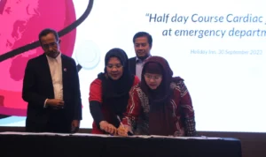 RSUD Al Ihsan Jabar Berhasil Operasi Bedah Jantung Perdana, Siap Jadi Rujukan Direktur RSUD Al Ikhsan dr.Dewi Basmala (dua dari kanan) bersama Kadinkes Jabar dr.Raden Vini Adiani Dewi (paling kanan) saat penandatanganan MoU di Bandung, Sabtu (30/9)