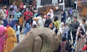 Wahana Terbaru Papa Dino, Keseruan Rainbow Slide di Tengah Kota Bandung