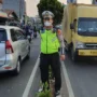 Petugas Polres Metro Depok saat mengatur lalin di Jalan Raya Kartini Jalan Raya Kartini menuju arah Margonda Raya, Depok yang terpantau macet lantaran adanya kabek yang menjuntai. Dok. Istimewa.