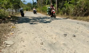 Penampakan ruas Jalan Pasirhuni-Jingkang di Kecamatan Tanjungmedar, Kabupaten Sumedang.